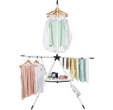 Wäscheständer mit hängender Kleidung und Schuhen