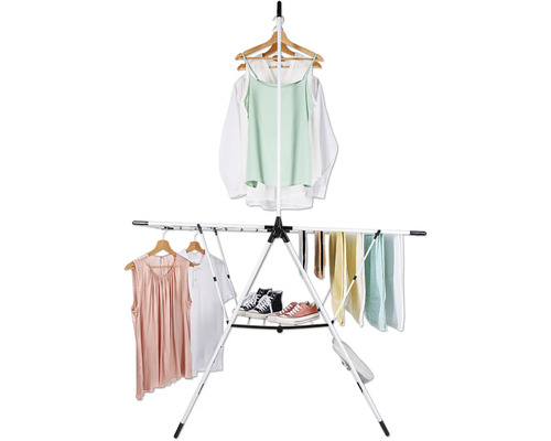 Wäscheständer mit hängender Kleidung und Schuhen