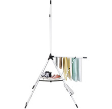 Wäscheständer mit Trockenwäsche und Schuhen