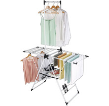 Wäscheständer mit Kleidung und Schuhen