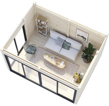 Innenansicht eines Holzgartenhauses mit Möbeln, darunter Sofa, Tisch und Regal