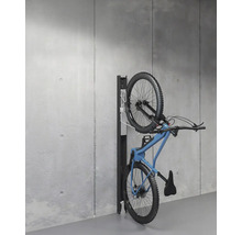 Fahrrad an einer Wandhalterung befestigt