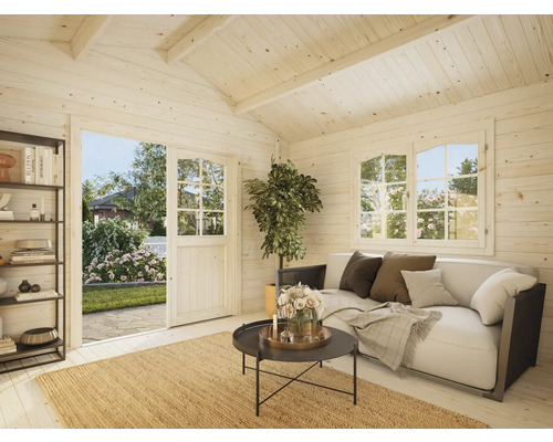 Innenansicht eines hellen Gartenhauses mit Sofa, Tisch und Regalen