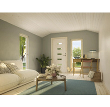 Wohnzimmer mit Sofa, Couchtisch, Schreibtisch und Holzboden