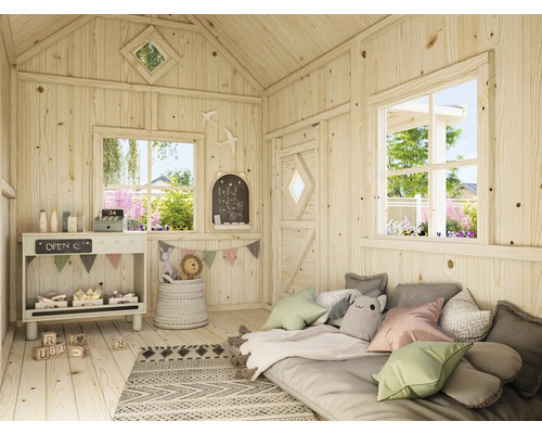 Innenansicht eines hellen Spielhauses mit Fenster, Spielzeug und Sitzkissen