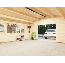 Innenansicht einer Garage mit Holzverkleidung, Werkzeugwand und einem geparkten Auto im Hintergrund