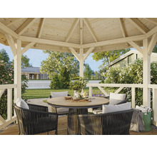 Holzpavillon mit Gartenmöbeln und Blick in den Garten
