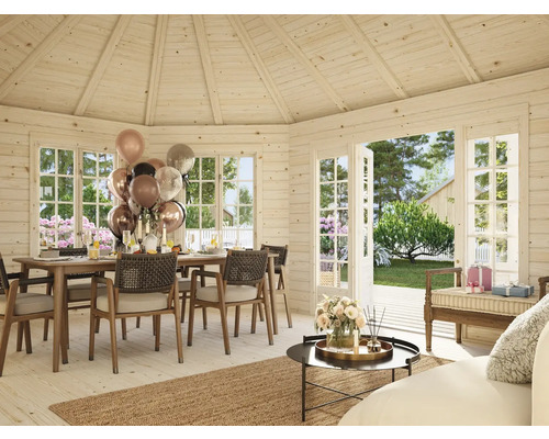 Helles Holzhaus mit Esstisch, Stühlen, Dekoration und geöffneten Fenstern zum Garten.