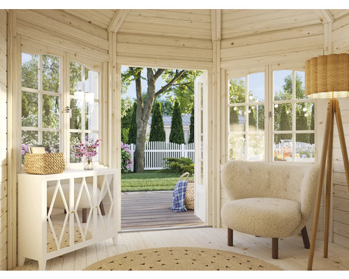 Helle Gartenoase mit Sitzgelegenheit, Kommode und Blick in den Garten