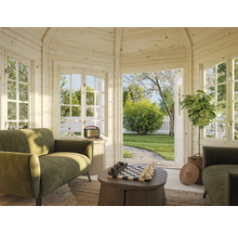 Heller Pavillon mit Sitzgelegenheiten, Schachbrett und Blick in den Garten