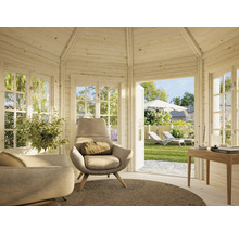 Holzgartenhaus mit Sesseln, Tisch und Blick in den Garten