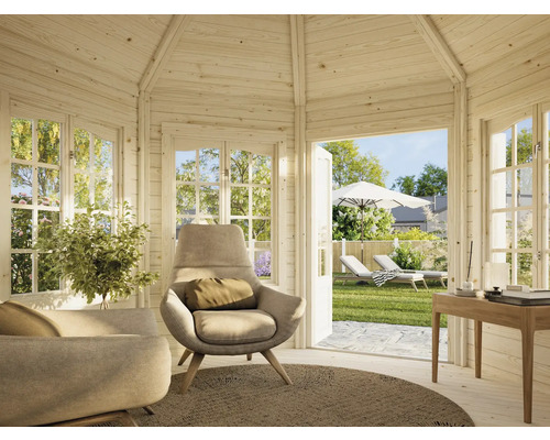 Holzgartenhaus mit Sesseln, Tisch und Blick in den Garten