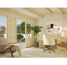 Helles Arbeitszimmer mit Holzvertäfelung, Schreibtisch, Bürostuhl und Blick ins Grüne