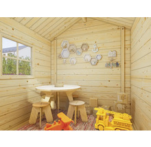 Innenraum eines Spielhauses mit Tisch, Stühlen und Spielzeug