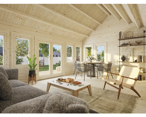 Helles Holzzimmer mit Sofa, Tisch, Stühlen und Regalen für ein freundliches Ambiente.