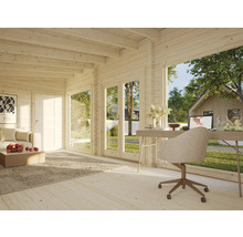 Innenansicht eines Holzhauses mit Bürobereich, Sitzgelegenheiten und Fenstern