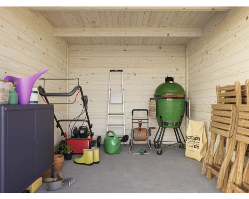 Geräumiger Geräteschuppen mit Gartengeräten, Grill, Leiter und Gartenmöbeln.