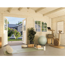 Helles Gartenhaus mit Trainingsausstattung, Yogamatte und Blick in den Garten.