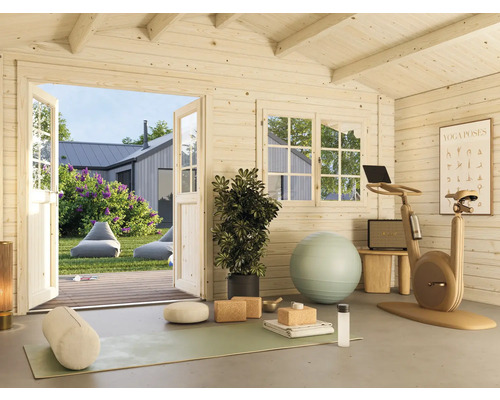 Helles Gartenhaus mit Trainingsausstattung, Yogamatte und Blick in den Garten.
