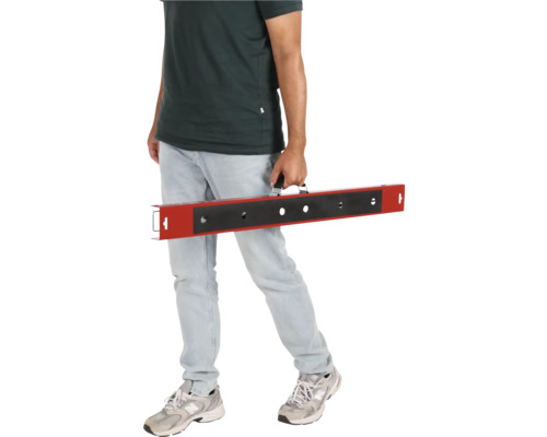 Mann trägt Nivellierstange