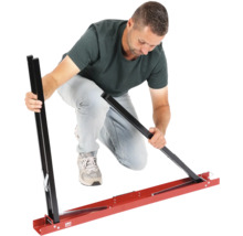 Eine Person montiert eine Paneelschneidvorrichtung.