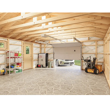 Helle Garage mit Holzrahmen, Regalen, Lagerschränken, Schneefräse und teilweise geöffnetem Garagentor