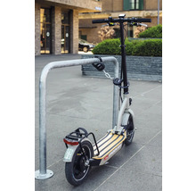 Ein E-Scooter ist mit einem Zahlenschloss an einem Fahrradständer gesichert.