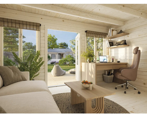 Innenansicht eines hellen Holzhauses mit Wohn- und Arbeitsbereich, ausgestattet mit Sofa, Schreibtisch und Bürostuhl