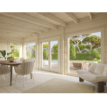 Innenansicht eines hellen Gartenhauses mit Esstisch und Blick in den Garten mit Pool