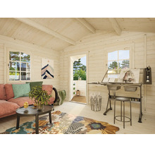 Helles Gartenhaus mit Sofa, Tisch und Zeichentisch