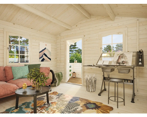 Helles Gartenhaus mit Sofa, Tisch und Zeichentisch