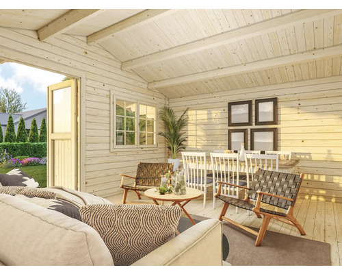 Innenansicht eines Gartenhauses mit Möbeln und Dekorationen