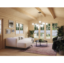 Helles Interieur eines Holzhauses mit Sofa, Sessel, Tisch und Pendelleuchte