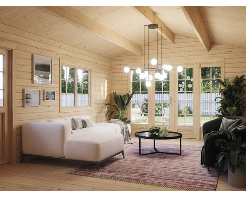 Helles Interieur eines Holzhauses mit Sofa, Sessel, Tisch und Pendelleuchte