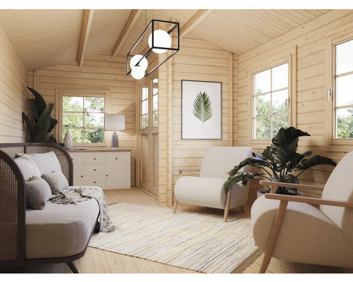 Heller Wohnraum mit Holzvertäfelung, Sofa, Sesseln und Dekorationen für ein gemütliches Ambiente