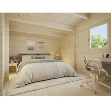 Helles Schlafzimmer mit Holzvertäfelung, Bett, Schreibtisch und Bürostuhl