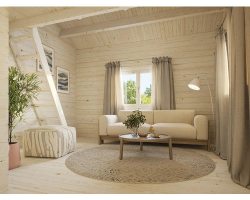 Helles Wohnzimmer mit Holzvertäfelung, Sofa, Tisch und Treppe zu einer Galerie