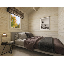 Schlafzimmer mit Bett, Beistelltisch und Fenster mit Rollo