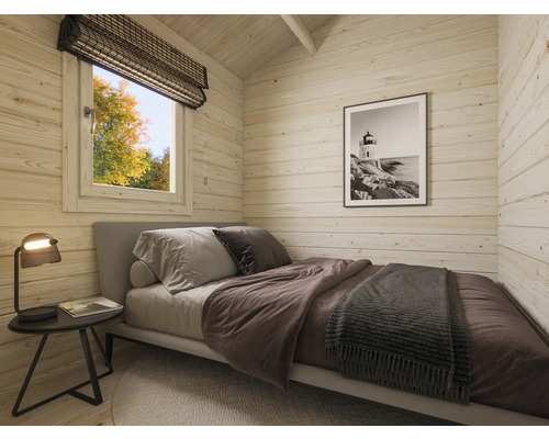 Schlafzimmer mit Bett, Beistelltisch und Fenster mit Rollo