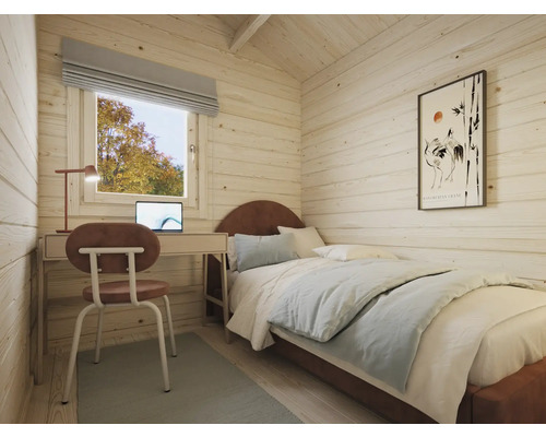 Helles Schlafzimmer mit Bett, Schreibtisch und Stuhl in einem Holzhaus