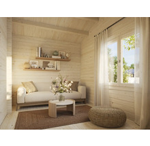 Innenansicht eines hellen Holzhauses mit Sofa, Tisch, Regalen und Fenster