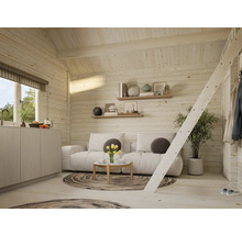 Helles Blockhaus-Interieur mit Sitzecke, Küchenzeile und Leiter zum Schlafboden