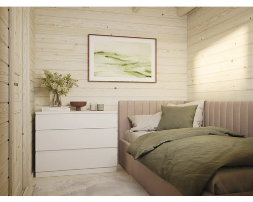 Schlafzimmer mit Bett, Kommode und Wandbild in einem Haus mit Holzvertäfelung