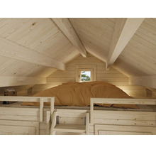 Innenansicht eines Holzhauses mit Bett und Dachfenster