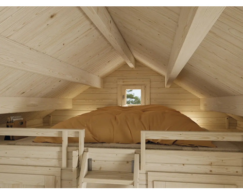 Innenansicht eines Holzhauses mit Bett und Dachfenster