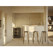 Helle Holzblockhütte mit Bar, Weinkühlschrank und Barhockern.