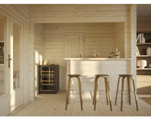 Helle Holzblockhütte mit Bar, Weinkühlschrank und Barhockern.