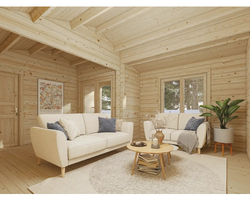 Wohnzimmer in einem Blockhaus mit Holzvertäfelung, Sofas, Couchtisch und Teppich