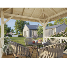 Überdachter Sitzbereich mit Gartenmöbeln und Blick auf ein Wohnhaus