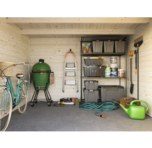 Helle Gartenlaube mit Fahrrad, Grill, Leiter, Regal und Gartengeräten